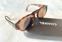 Vintage CHANEL brown oval frame sunglasses with golden CC motifs at sides. Mod and chic eyewear you must get. 0411041