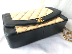 Vintage CHANEL beige and black frame lambskin 2.55 classic flap shoulder bag with golden CC. Popular purse Diana bag. 0403178