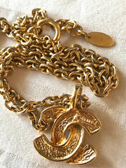Vintage CHANEL classic chain necklace with mini matelasse CC mark pendant top. Gorgeous masterpiece jewelry. 040220ya2