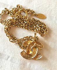 Vintage CHANEL classic chain necklace with mini matelasse CC mark pendant top. Gorgeous masterpiece jewelry. 040220ya2