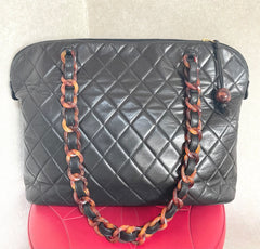 Vintage CHANEL black lambskin large tote bag with brown plastic chains and CC mark charm to the LAMPO zipper. 050206ac3