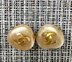 Vintage CHANEL oval heart shape, triangle shape faux pearl and CC earrings. Rare and elegant Chanel jewelry. 0411071