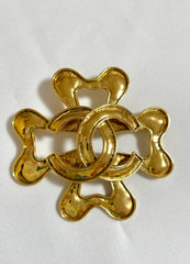 Vintage Chanel large flower clover brooch with CC mark. Gorgeous masterpiece jewelry. 0408244