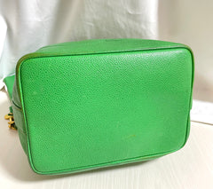 Vintage CHANEL green caviar leather hobo bucket shoulder bag with golden chain strap, drawstrings, and CC stitch mark. 041206an11