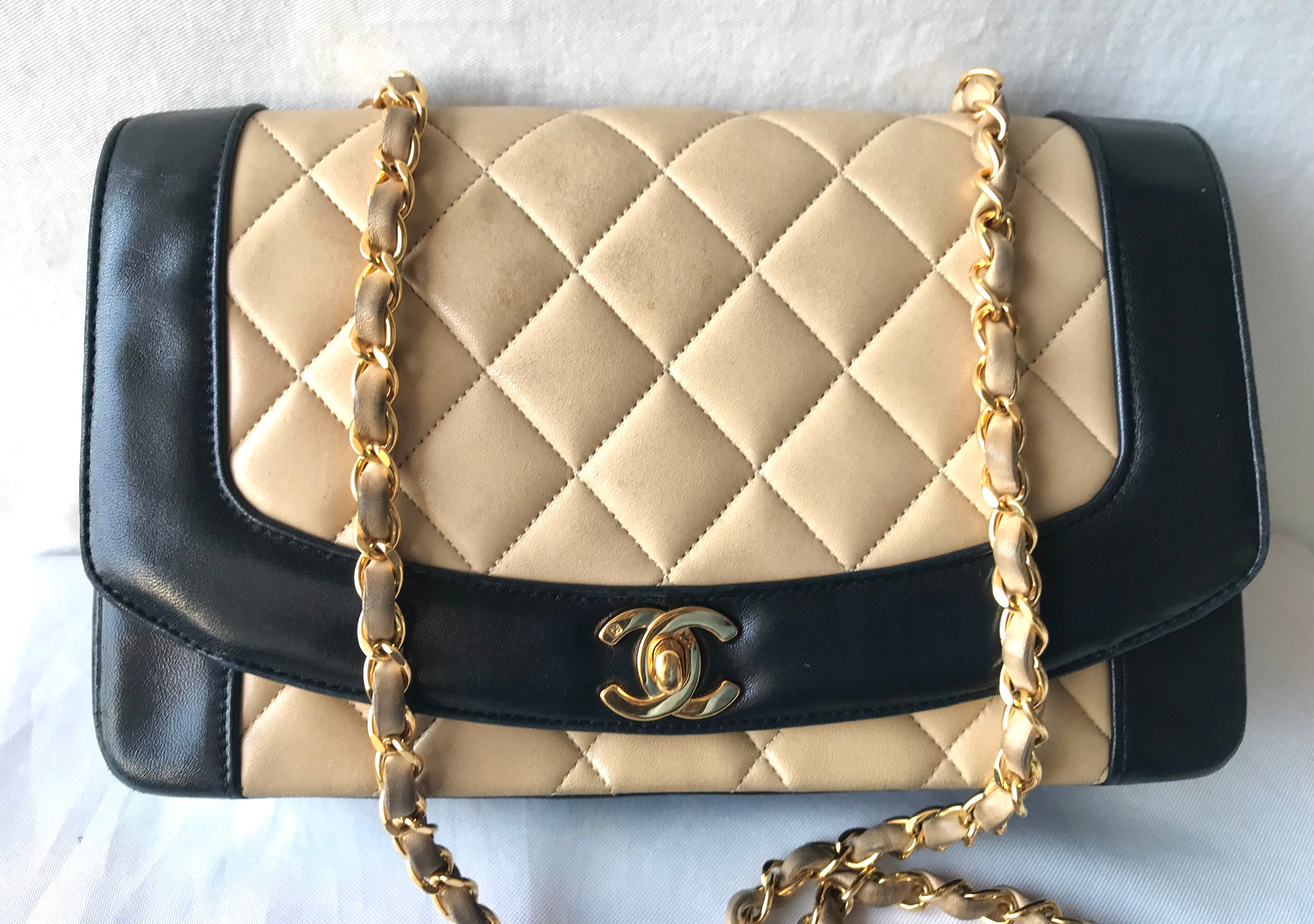 Vintage CHANEL beige and black frame lambskin 2.55 classic flap shoulder bag with golden CC. Popular purse Diana bag. 0403178