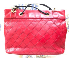 W5 Vintage CHANEL classic tote bag in red leather with gold tone chain and navy blue leather straps and logo CC charm. R0410117