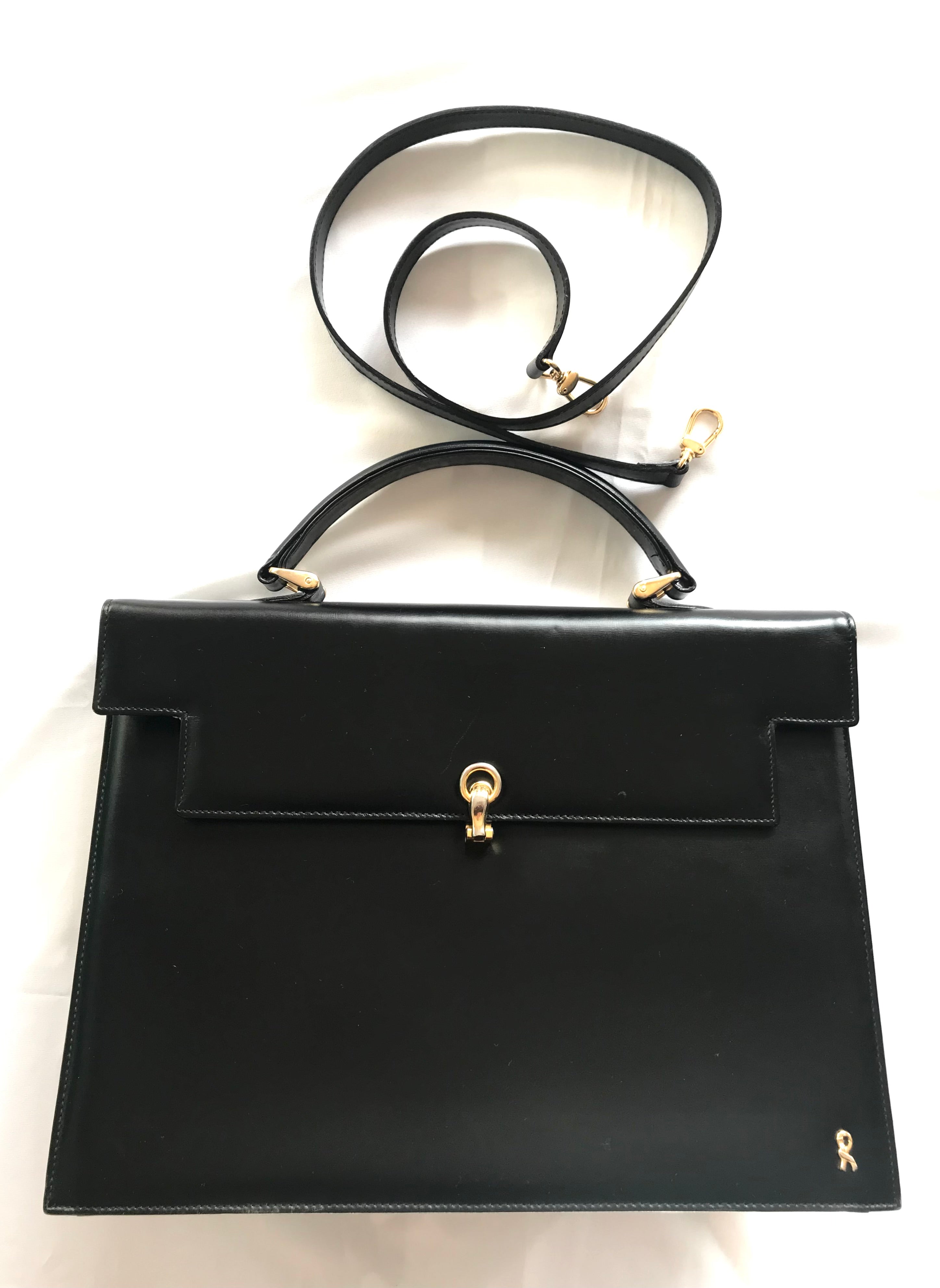 Vintage Roberta di Camerino black Kelly bag with golden R logo. Masterpiece from Roberta back in the era.
