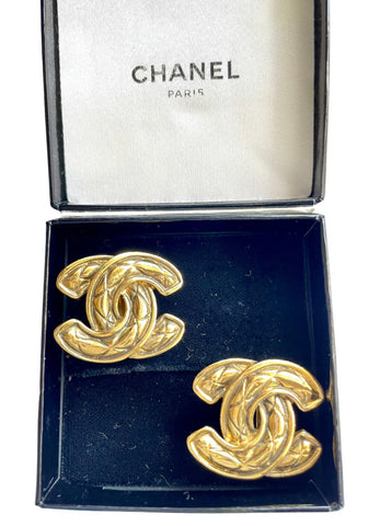 Vintage CHANEL earrings with matelasse CC marks. Beautiful and rare jewelry. 050327ya1