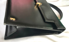 Vintage Roberta di Camerino black Kelly bag with golden R logo. Masterpiece from Roberta back in the era.