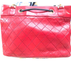 W5 Vintage CHANEL classic tote bag in red leather with gold tone chain and navy blue leather straps and logo CC charm. R0410117