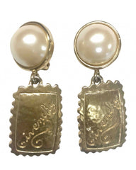 Vintage Givenchy faux pearl and golden dangle earrings with logo square plate. Chic and cute jewlery piece.