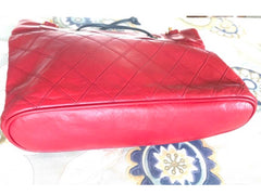 W5 Vintage CHANEL classic tote bag in red leather with gold tone chain and navy blue leather straps and logo CC charm. R0410117