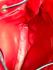 W5 Vintage CHANEL classic tote bag in red leather with gold tone chain and navy blue leather straps and logo CC charm. R0410117