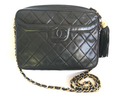 Vintage Chanel black lambskin camera bag, shoulder bag with fringe and CC stitch mark. Medium size. Good daily purse. 06020605