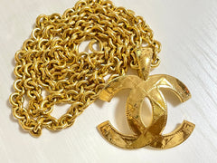 Vintage CHANEL chain necklace with a large CC mark pendant top. Gorgeous masterpiece jewelry. 050323re11