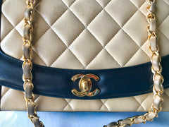 Vintage CHANEL beige and black frame lambskin 2.55 classic flap shoulder bag with golden CC. Popular purse Diana bag. 0403178