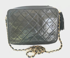 Vintage Chanel black lambskin camera bag, shoulder bag with fringe and CC stitch mark. Medium size. Good daily purse. 06020605
