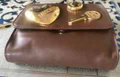 Vintage MOSCHINO brown leather purse, can be fanny bag, clutch bag with large golden heart and key motifs. So chic and mod. 060616r7
