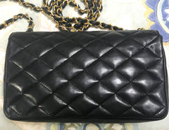 80's vintage CHANEL black lambskin shoulder bag with golden large CC closure and beak tip flap tip. Classic 2.55 bag