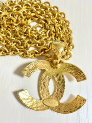 Vintage CHANEL chain necklace with a large CC mark pendant top. Gorgeous masterpiece jewelry. 050323re11