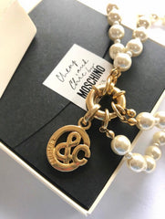 MINT. Vintage Moschino, Cheap and Chic Bijoux, double layer faux pearl necklace with golden logo charm. Rare and unique jewelry.0404042