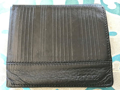Vintage Gianni Versace black leather wallet with engraved vertical stripe. Unisex use.