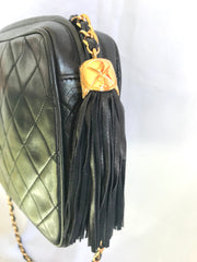 Vintage Chanel black lambskin camera bag, shoulder bag with fringe and CC stitch mark. Medium size. Good daily purse. 06020605