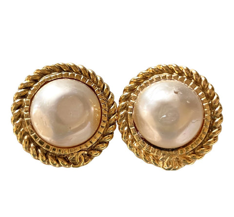 Vintage CHANEL golden earrings with pearl and CC motif. Classic Chanel vintage jewelry. 0410033