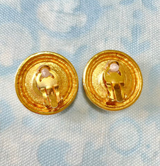 Vintage CHANEL gold tone large round earrings with faux pearl. Classic Chanel vintage jewelry gift. 0407281