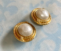 Vintage CHANEL gold tone large round earrings with faux pearl. Classic Chanel vintage jewelry gift. 0407281