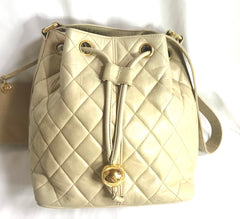Vintage CHANEL beige quilted lamb leather hobo bucket shoulder bag with drawstrings and golden CC mark ball. 050320r3