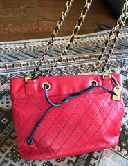 W5 Vintage CHANEL classic tote bag in red leather with gold tone chain and navy blue leather straps and logo CC charm. R0410117