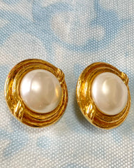 Vintage CHANEL gold tone large round earrings with faux pearl. Classic Chanel vintage jewelry gift. 0407281