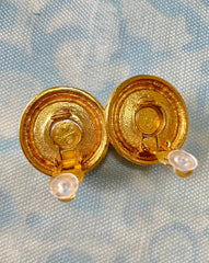 Vintage CHANEL gold tone large round earrings with faux pearl. Classic Chanel vintage jewelry gift. 0407281