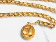MINT. Vintage CHANEL flat golden chain belt with CC motif charms. Classic vintage accessory piece for daily use. 060523re4