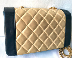 Vintage CHANEL beige and black frame lambskin 2.55 classic flap shoulder bag with golden CC. Popular purse Diana bag. 0403178