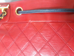 W5 Vintage CHANEL classic tote bag in red leather with gold tone chain and navy blue leather straps and logo CC charm. R0410117