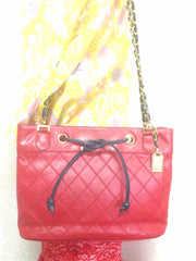 W5 Vintage CHANEL classic tote bag in red leather with gold tone chain and navy blue leather straps and logo CC charm. R0410117