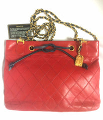 W5 Vintage CHANEL classic tote bag in red leather with gold tone chain and navy blue leather straps and logo CC charm. R0410117