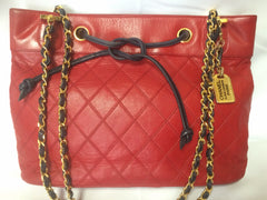 W5 Vintage CHANEL classic tote bag in red leather with gold tone chain and navy blue leather straps and logo CC charm. R0410117