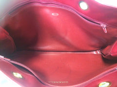 W5 Vintage CHANEL classic tote bag in red leather with gold tone chain and navy blue leather straps and logo CC charm. R0410117