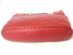 W5 Vintage CHANEL classic tote bag in red leather with gold tone chain and navy blue leather straps and logo CC charm. R0410117