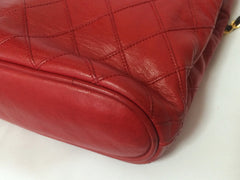 W5 Vintage CHANEL classic tote bag in red leather with gold tone chain and navy blue leather straps and logo CC charm. R0410117